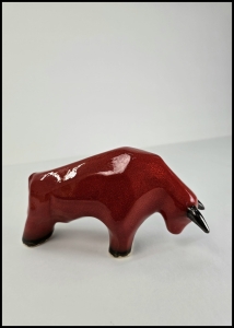 Niewiadomski Jakub  / Mały byk czerwony / ceramika szkliwiona