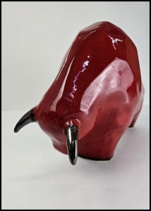 Niewiadomski Jakub  / Duży byk czerwony / ceramika szkliwiona 